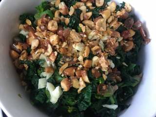 12、菠菜拌花生米,花生加入菠菜中翻拌均匀