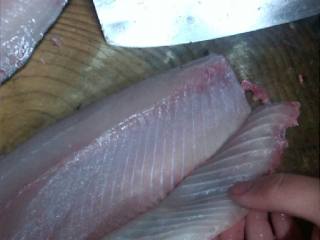 3、酸菜鱼,接着片鱼。这是最关键的地方。鱼肉不能太厚。但也不能过份薄，每片在两毫米左右是最理想的。片前先吧鱼背刮一下。防止鱼滑，一般我们是片蝴蝶刀。就是一刀下不片断。第二刀再片断。下刀角度在四十五度，一手轻按片鱼的位置。