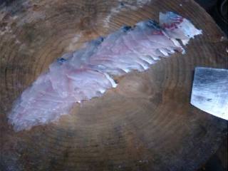 4、酸菜鱼,鱼肉片完要用水清洗一下，把杂质跟淤血洗掉，接着腌制，如何腌是有讲究的。放料是有顺序的。盐巴不知道多少克，我用手抓的，五指并拢抓，不是握拳，一抓半。鸡精味精都随意一些。不需太多，料酒少许，然后用巧劲抓，抓到感觉鱼肉很滑的时候打入蛋清，继续抓均匀。接着放少许生粉，不能太多，最后放一点清油抓均匀。鱼肉滑不滑嫩不嫩。腌制非常重要。