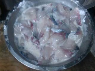 5、酸菜鱼,开火！热锅冷油。油别太多。烧到五成热时放入鱼头，鱼骨。还有那两片嫩肉骨和鱼泡，该中火。因为你们家的中火只相当于我店里的小火。慢慢煎，煎的时候要不停摆动锅防止黏锅，尽量让油沾到每块骨头。煎到旁边有点焦黄的时候翻锅，不懂翻锅的自己想办法。同样这样煎，接着放入拍好的姜。用拍的更好。切好的野山椒。看自己口味下辣椒。还有切好的酸菜。翻炒几下。加入一些白酒。下水。最好是开水。一水瓢。就家里一般的水瓢。大火烧开