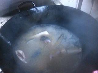 6、酸菜鱼,调味，盐我是基本不下。因为酸菜够咸了。如果你们的酸菜比较淡就下一点。千万别太多。因为鱼肉腌制很入味了。鸡精两大汤匙，味精一汤匙。记得把汤面的漂浮物捞掉，汤到乳白色后把鱼骨捞起放盆里