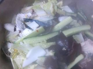 7、酸菜鱼,接着放入大白菜。酸萝卜。木耳。快熟的时候放醋。很多人都说不放醋，因为酸菜是酸的。其实真的要放。因为酸菜的酸味跟咸味是不能全部煮出来的。醋大概吃饭的小碗半碗就行了。