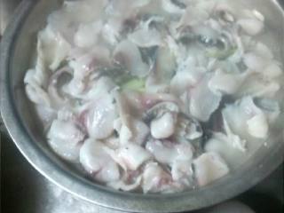 8、酸菜鱼,把菜底都捞起来放入刚才装鱼骨的盆里。现在下鱼片。下之前先用漏勺把鱼肉多余的腌汁滤掉。这样汤就不会稠了。等汤烧开。轻轻放入鱼片。铲子轻轻滑动鱼片。尽量分开。六成熟就要起锅了。就是鱼片微卷。有点泛青。那样就刚好。鱼肉和汤放入刚才的盆里。