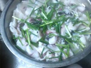 9、酸菜鱼,胡椒粉均匀撒入鱼肉表面，不是白胡椒也不是黑胡椒。就是有种带点青色的胡椒。那个比较香，蒜泥均匀的撒入盆中，葱花也撒进去，还有剁椒也是。白芝麻也撒入。