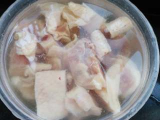 1、地方菜≈芋儿烧鸡≈,鸡肉剁成小块，用温水浸泡，去除血水