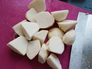 2、地方菜≈芋儿烧鸡≈,芋头切小块儿