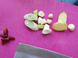 3、地方菜≈芋儿烧鸡≈,葱姜蒜改刀，准备好干辣椒，花椒