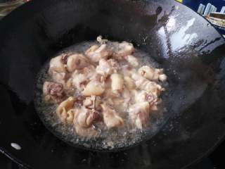 4、地方菜≈芋儿烧鸡≈,把鸡块沥干水分炸一下