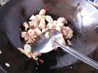 5、地方菜≈芋儿烧鸡≈,取出多余的油，放入葱姜蒜，干辣椒，花椒炒香