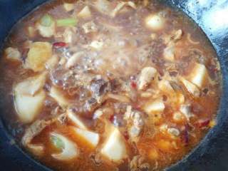 6、地方菜≈芋儿烧鸡≈,倒入芋头和能没过食材的水，加入盐，鸡精，生抽，老抽，豆瓣酱调味