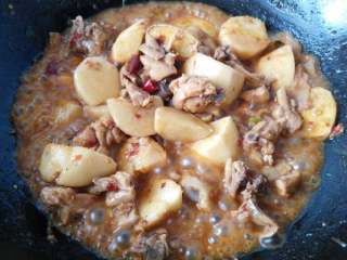 7、地方菜≈芋儿烧鸡≈,煮至汤汁收干，芋头，鸡肉的软糯即可