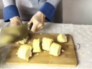 1、山药玉米排骨汤,玉米剁成六段