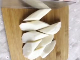 2、山药玉米排骨汤,山药削皮，切滚刀。