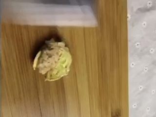 3、山药玉米排骨汤,生姜拍破。