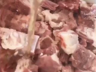 4、山药玉米排骨汤,排骨冷水下锅，加入料酒烧开。