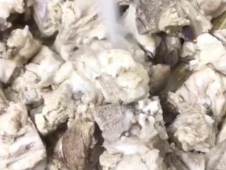 5、山药玉米排骨汤,烧开后将排骨捞出来洗干净，然后沥干水份。