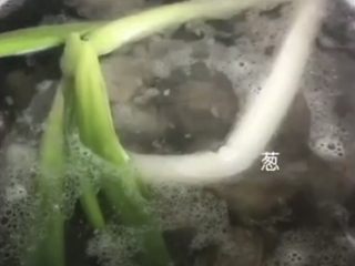 6、山药玉米排骨汤,砂锅中放入排骨、清水、生姜、花椒粒、葱。大火烧开，小火慢炖1小时。