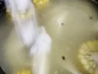 8、山药玉米排骨汤,放入山药和盐炖5分钟。