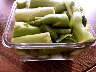 3、自制四川泡菜——腌芥菜笋,晾干的芥菜笋放入无油无水的容器中