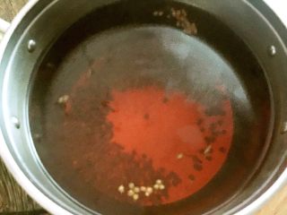 4、自制四川泡菜——腌芥菜笋,芥菜笋晾干的同时煮一锅花浇水晾凉