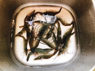 1、香甜辣味虾-年夜饭、宴请菜,买来250克明虾,用水洗一下。