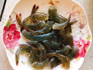 4、香甜辣味虾-年夜饭、宴请菜,全部都去头开背。