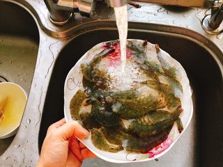 5、香甜辣味虾-年夜饭、宴请菜,这时再用水冲洗两遍,就会很干净了。