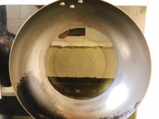 6、香甜辣味虾-年夜饭、宴请菜,锅里倒入1碗食用油。