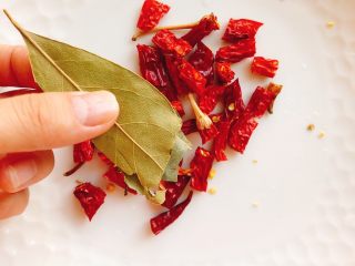 10、香甜辣味虾-年夜饭、宴请菜,再剪2片香叶进去。