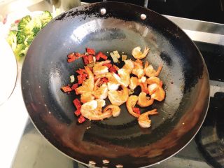 13、香甜辣味虾-年夜饭、宴请菜,倒入虾翻炒20秒。