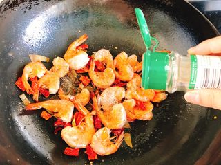 14、香甜辣味虾-年夜饭、宴请菜,转小火,加调料,先撒入适量的椒盐与白胡椒粉。