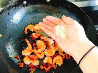 17、香甜辣味虾-年夜饭、宴请菜,放入5克白芝麻。