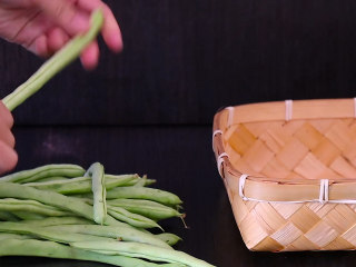 1、干煸四季豆,将新鲜的四季豆去掉筋，并且摘成长段。选购四季豆时，应挑选豆荚饱满、肥硕多汁、折断无老筋、色泽嫩绿、表皮光洁无虫痕的。