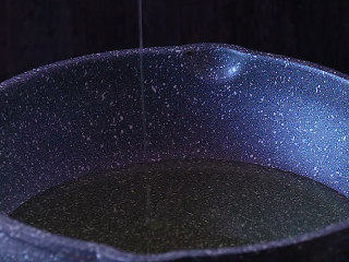 3、干煸四季豆,炒锅中放入适量食用油，加热至六成热