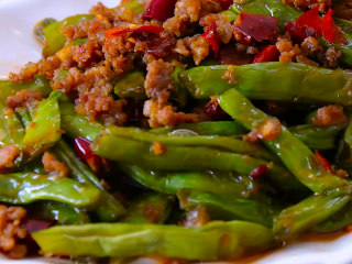 14、干煸四季豆,一道色泽诱人，开胃下饭的家常菜就大功告成啦。不说啦，我要美美的开吃去...