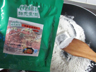 2、怪味胡豆,我用的麻辣香锅调料，也可以用辣椒粉和胡椒粉及盐来调味，个人觉得这种现成的调味料用起来口味更好把握