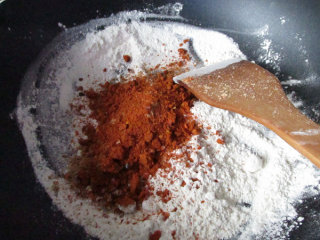 3、怪味胡豆,把麻辣调味料倒入面粉中