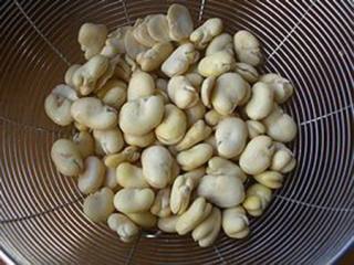 6、怪味胡豆,然后手工剥掉外皮，冰箱冷冻24小时以上