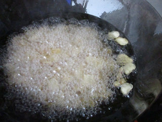 8、怪味胡豆,炸的时候一开始豆子都沉在锅底，慢慢有飘起了的，要用勺子不断翻动，让其受热均匀