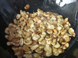 13、怪味胡豆,倒入炸好的蚕豆