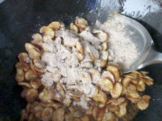 15、怪味胡豆,倒入炒好的调味粉关火