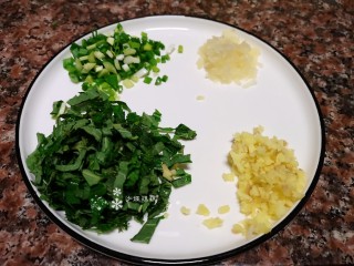 4、凉拌鲫鱼, 将小葱、生姜、大蒜和霍香切碎备用。