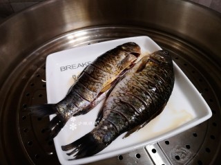 5、凉拌鲫鱼,将腌制好的鱼冷水上锅大火蒸12分钟(根据鱼大小调整时间)。