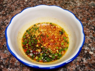 9、凉拌鲫鱼,将热油倒入碗中爆香辣椒面。