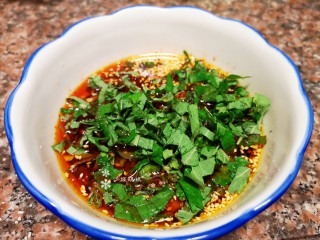 12、凉拌鲫鱼,将霍香放入搅匀,调味料汁就做好啦!