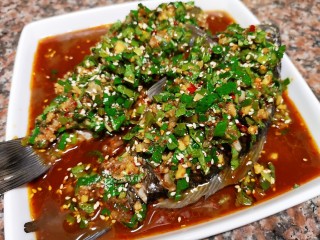 13、凉拌鲫鱼,最后将调味汁浇在鱼身上,放置10分钟入味就可以开动啦!