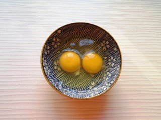 1、冬至美食  饺子皮小笼包,鸡蛋打散。