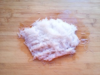 5、冬至美食  饺子皮小笼包,粉丝提前泡发然后剁碎。