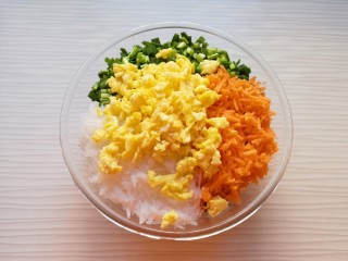 6、冬至美食  饺子皮小笼包,将准备好的韭菜、胡萝卜、粉丝和鸡蛋一起放进大一点的盆里，加入香油搅拌均匀。