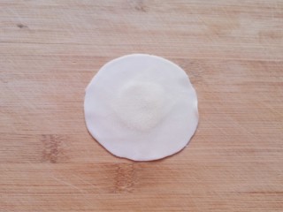 9、冬至美食  饺子皮小笼包,取一个饺子皮，用擀面杖把边缘擀薄。